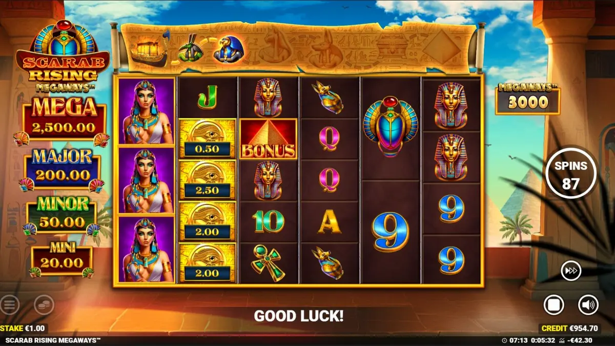Interface do jogo Scarab Rising Megaways com símbolos egípcios